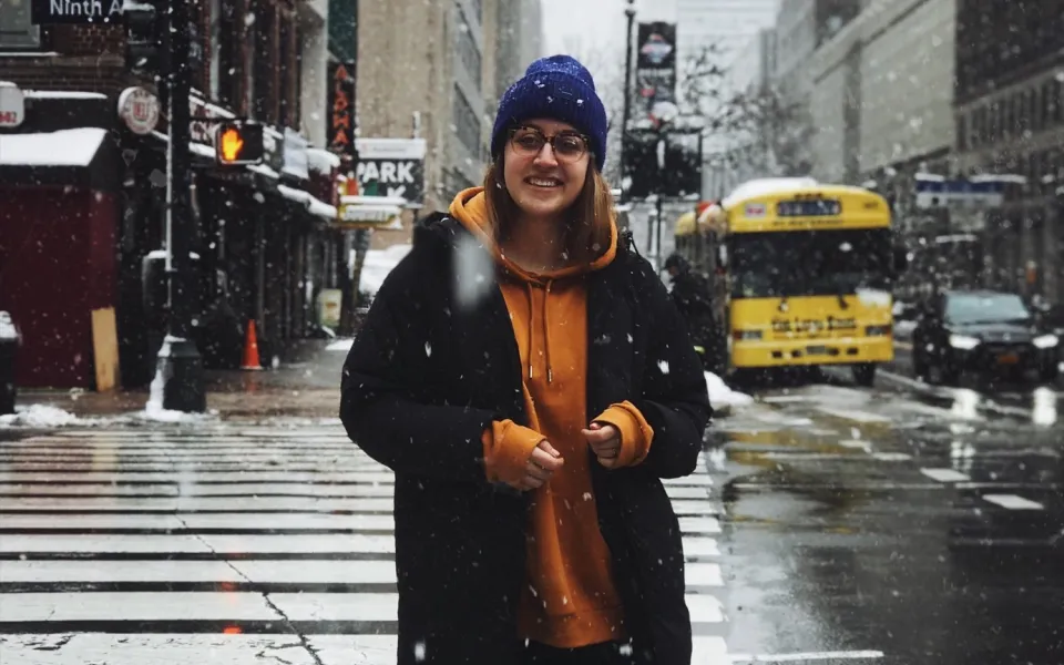 Demi tijdens haar stage in New York